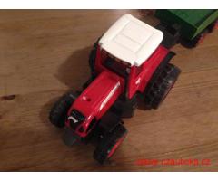 Hračka traktor s válníkem
